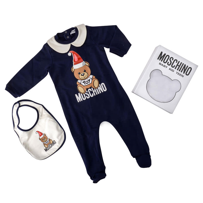 Moschino嬰兒海軍藍聖誕印花連身裝圍兜禮盒組。微風提供