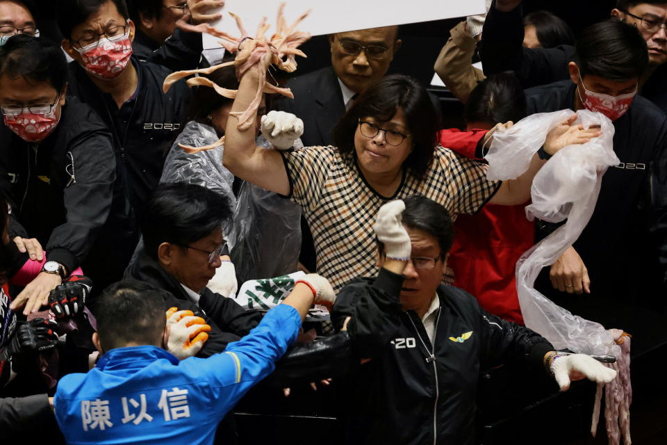 El Parlamento de Taiwán ha vivido una auténtica batalla campal con sus políticos lanzándose tripas de cerdo. (REUTERS/Ann Wang)