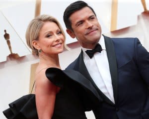 Loving Her Man! Kelly Ripa Has a Shirtless Mark Consuelos Pillow