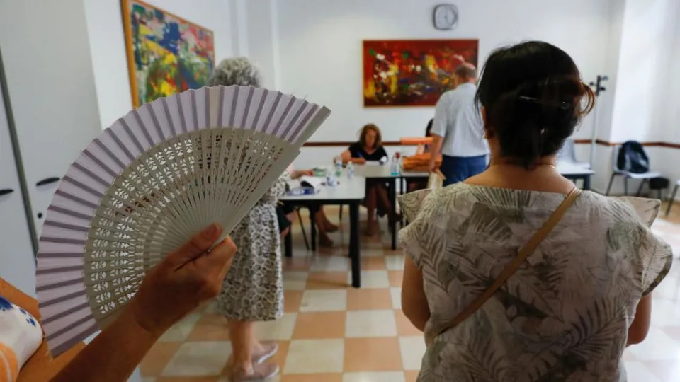 Unas personas esperan para votar en Espa&#xf1;a