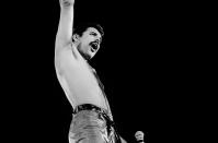 Le 24 novembre 1991, affaibli par le sida, Freddie Mercury succombe à une bronchopneumonie à son domicile de Kensington, à Londres. Dans ses dernières volontés, il lègue sa propriété de Garden Lodge à Mary Austin. "<em>Tu aurais été ma femme, cela t'aurait appartenu de toute façon"</em>, écrit-il dans son testament, alors que son ex-compagne lui avait conseillé d’en faire don à une œuvre de charité. Après l’incinération du chanteur au Kensal Green Cemetery, celle-ci se voit remettre ses cendres. Elle les disperse dans un endroit qu’elle seule connaît. Un secret qui s’avère extrêmement pesant, en raison des pressions qu’elle subit par la suite. "<em>Il ne voulait pas que qui que ce soit puisse tenter de l'exhumer comme cela s'était produit avec d'autres célébrités. L'obsession des fans peut être extrêmement profonde. Il voulait que cela reste un secret, et cela le restera</em>", déclare-telle au Daily Mail en 2013. Les dernières volontés de l'artiste lui valent également la jalousie des autres membres de Queen, qui lui auraient très vite tourné le dos. "<em>Je ne crois pas que les membres de Queen encore en vie aient jamais réussi à s'y faire. Je ne comprends pas. Parce que, pour moi, ce n'est que du matériel. J'essaye de ne pas jalouser ou envier les gens. Freddie a été très généreux envers eux au cours des dernières années de sa vie, et je ne crois pas qu'ils aient su apprécier cette générosité. </em>[…] <em>Et je n'ai jamais rien entendu de leur part. Après la mort de Freddie, ils se sont volatilisés</em>" ajoute-t-elle. <em>(Photo by Paul Natkin/Getty Images)</em>