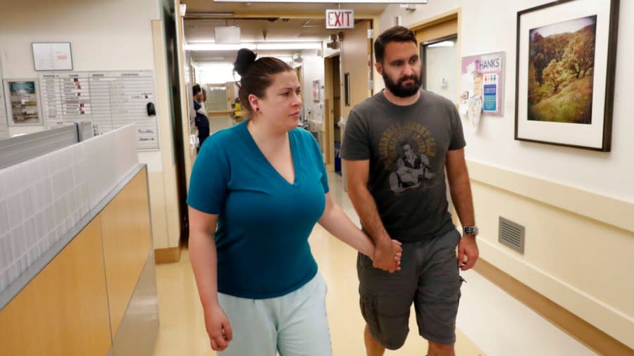 Kidney donor Anna Cuthbertson with her partner Josh McFall at UCSF Medical Center’s transplant unit of the hospital, two days after her organ donation, as seen on Thursday, Nov. 17, 2017, in San Francisco, California. (Michael Macor/San Francisco Chronicle via AP)