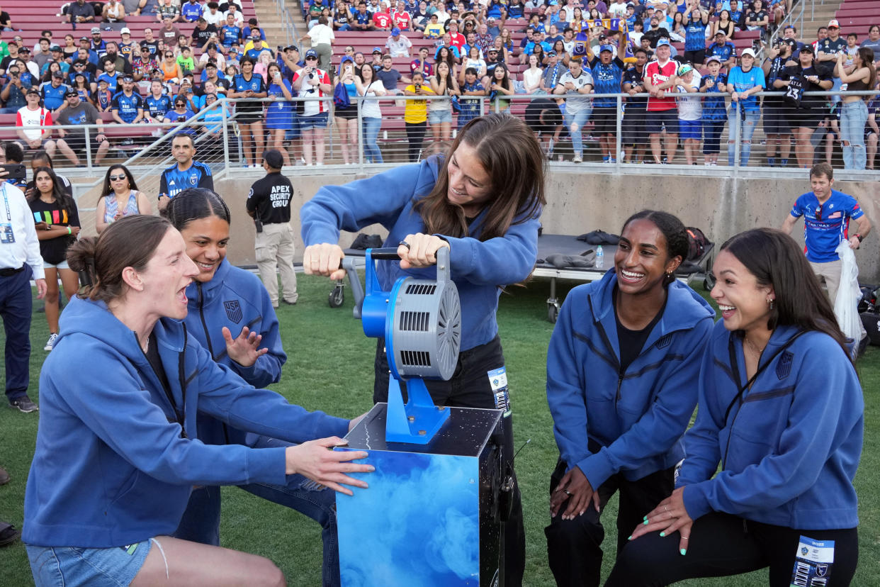 Jul 1, 2023; Stanford, California, USA; (L to R) United States women’s national team member Kelley O’Hara (center) sounds the San Jose Earthquakes siren with teammates (L to R) Andi Sullivan and Alana Cook and Naomi Girma and Sophia Smith before the game against the Los Angeles Galaxy at Stanford Stadium. Mandatory Credit: Darren Yamashita-USA TODAY Sports