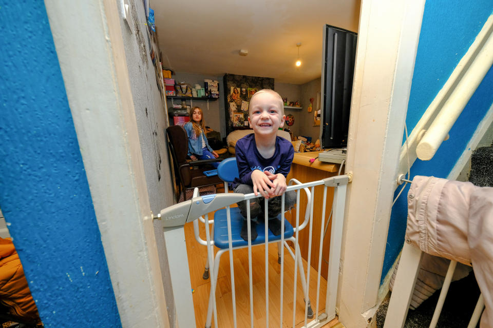 Thomas Boffey climber over a child fence to let police in. (SWNS)