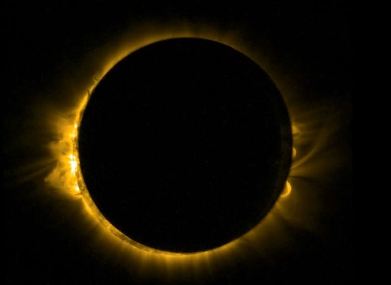 Image de la couronne solaire, prise lors d'une éclipse totale du Soleil par la Lune, avec le satellite Proba-2 de l'Agence spatiale européenne, fournie le 20 mars 2015 (Proba-2 minisatellite)