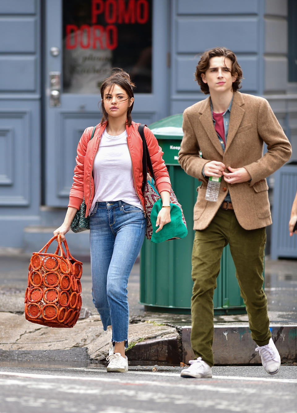 <p>Selena Gómez fue captada literalmente lavada mientras llevaba unas bolsas en la mano con un look muy casual en Nueva York. </p>