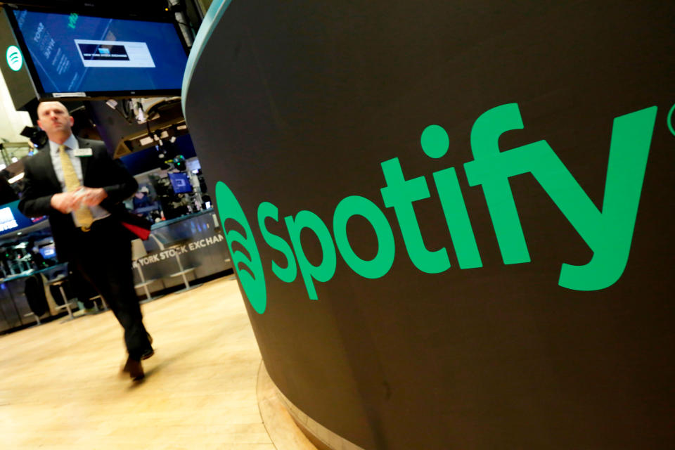 Una pizarra muestra el logo de Spotify en la Bolsa de Valores de Nueva York el martes, 3 de abril del 2018.  (AP Foto/Richard Drew)