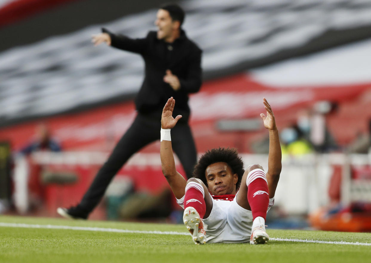 Arsenal's Willian and manager Mikel Arteta.