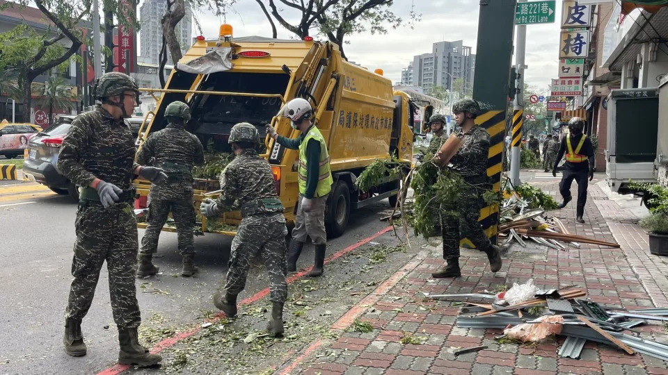 山陀兒颱風讓高雄市連放4天颱風假，國軍協助清理傾倒的路樹及街道。記者劉學聖／攝影