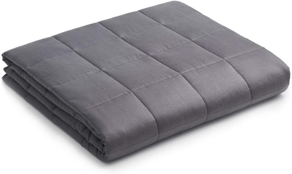 Save $40 on YnM Weighted Blanket. Image via Amazon.