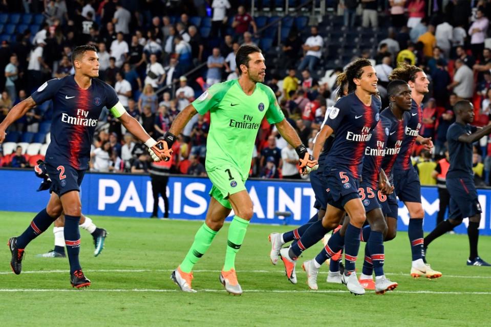 <p>Pour le premier match en Ligue 1 de Gianluigi Buffon, le Paris Saint-Germain ne fait qu’une bouchée de Caen et entame parfaitement la saison 2018/2019, avec une attaque de feu et une défense de fer, comme cela sera souvent le cass tout au long de l’exercice. Neymar, Adrien Rabiot et Timothy Weah avaient été les buteurs de la soirée. De quoi faire un bel hommage à son public après le match, comme on peut le voir sur la photo. </p>