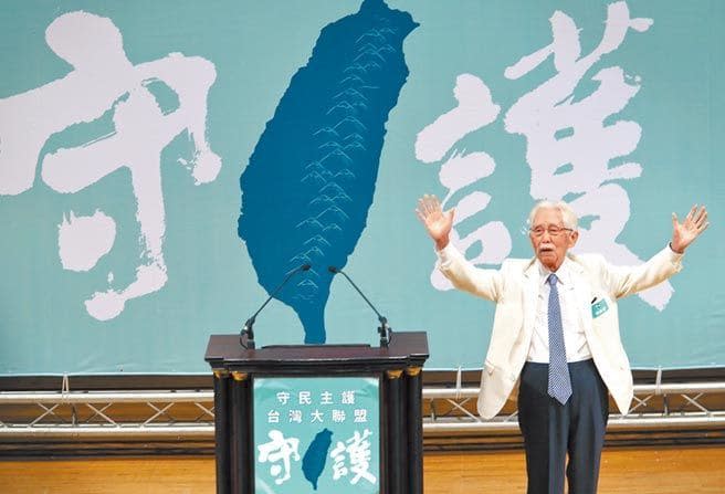 96歲的辜寬敏為台灣正名制憲已拼鬥多年，現在曹興誠接棒勇於指出國家大方向，但只一個「曹興誠」不夠，台灣需要更多的「曹興誠」做本土政府的後盾，站穩台灣主權立場，並對喪權辱國的統派迎頭痛擊。圖／翻拍網路畫面