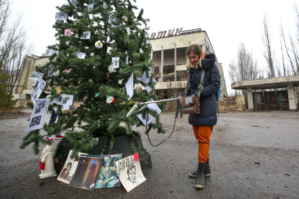 L'albero è stato installato nell'ambito di una campagna voluta dall'Associazione dei tour operator di Chernobyl. Ad addobbarlo sono stati gli ex residenti della cittadina, che hanno portato anche loro decorazioni. (AP Photo/Serhii Nuzhnenko)