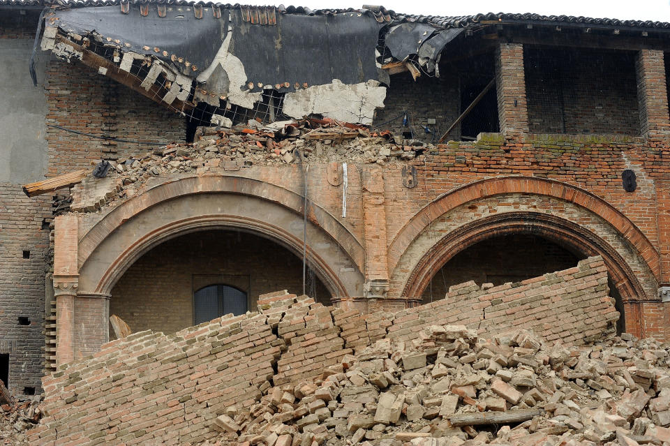 Ferito a morte anche il patrimonio artistico e culturale. Oltre <b>2 miliardi di euro</b> è la stima del danno diretto in tutta l’Emilia Romagna, con 2.100 strutture interessate. Tra queste centinaia di chiese e teatri. Il crollo della secolare torre civica di Finale Emilia è uno dei simboli del sisma.