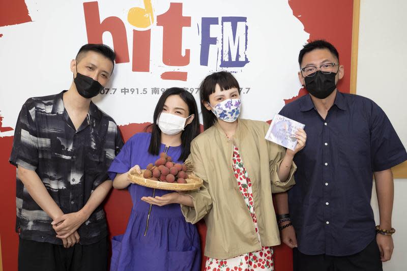 發行全新創作專輯《給》的金曲歌后徐佳瑩（左2），與音樂製作夥伴葛大為（右1）、陳君豪（左1）到魏如萱（右2）電台節目作客。（Hit Fm提供）