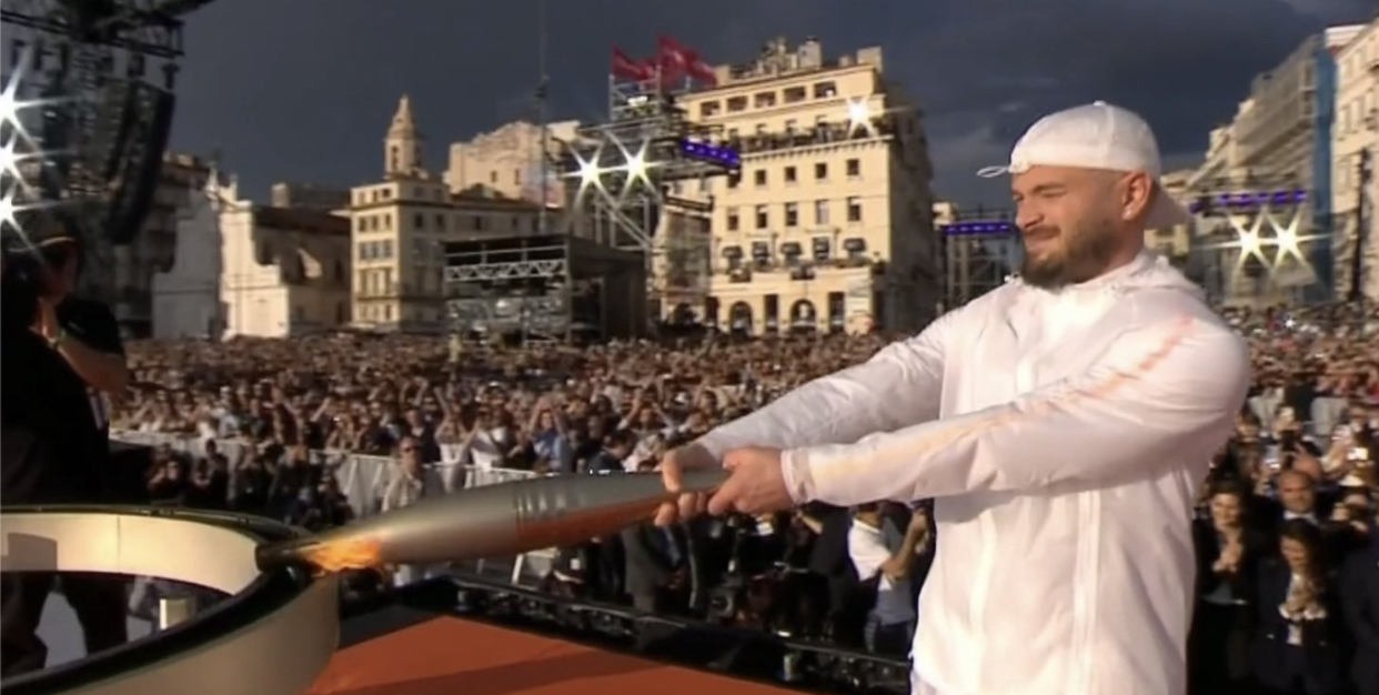 Ce mercredi 8 mai, le rappeur Jul a surpris tout le monde en allumant le chaudron olympique. (Capture d'écran TF1)
