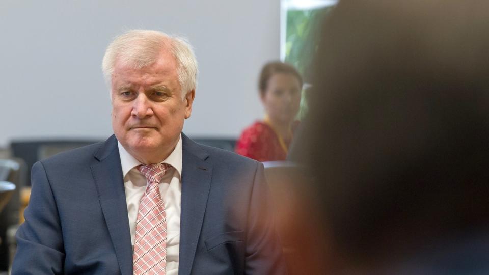 Steht wegen seiner Asylpolitik auch parteiintern unter Beschuss: CSU-Chef Horst Seehofer. Foto: Peter Kneffel