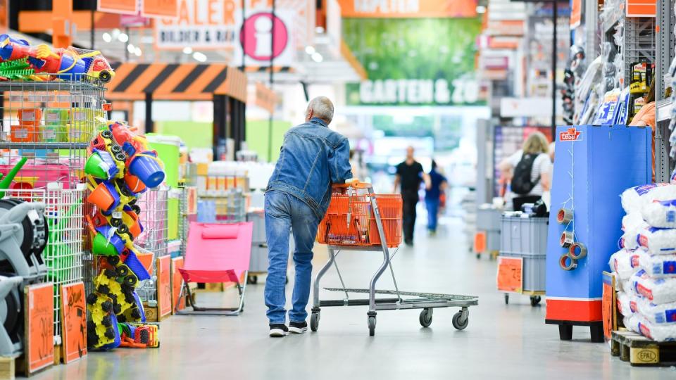 Ein Kunde schiebt in Darmstadt seinen Einkaufswagen durch einen Baumarkt. Wie so viele Branchen haben auch die Baumärkte einen mächtigen Konkurrenten: das Internet. Foto: Uwe Anspach