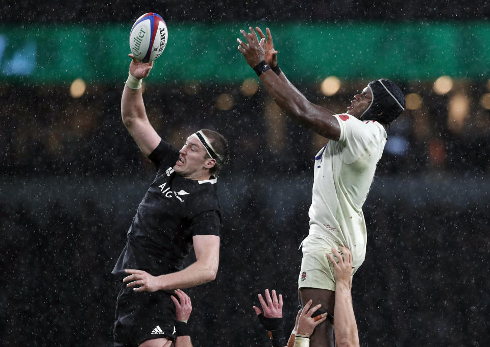 England's Maro Itoje, right, and New Zealand's Brodie Retallick jump for the the ball in the line out during the rugby union international match between England and New Zealand at Twickenham stadium in London, Saturday, Nov. 10, 2018. (AP Photo/Alastair Grant)