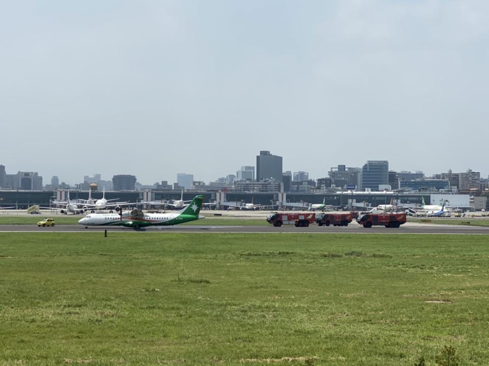 今日上午立榮航空1航班爆胎迫降松山機場。   圖：民航局／提供