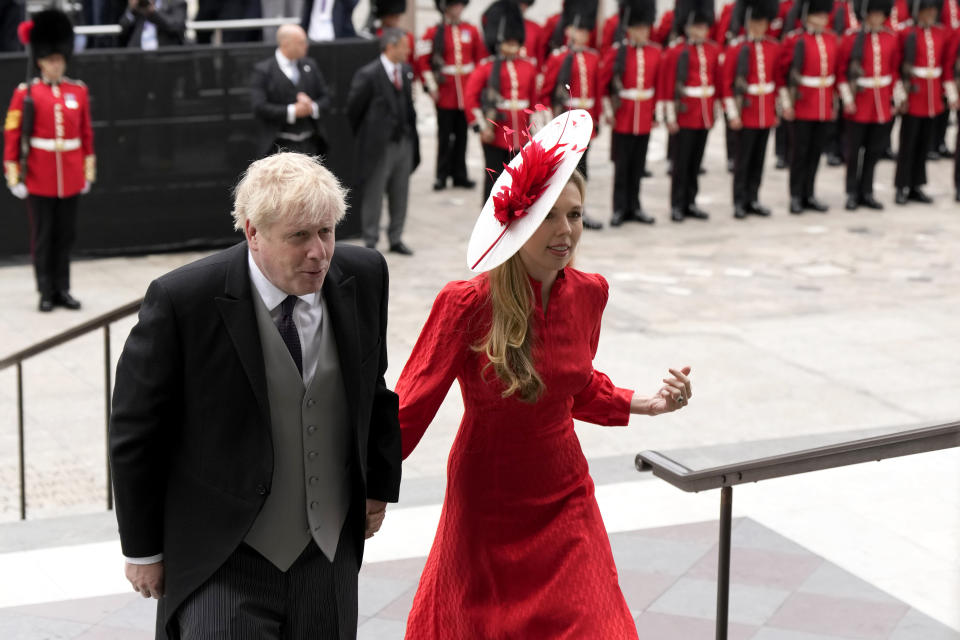 El primer ministro británico Boris Johnson y su esposa Carrie Symonds llegan a la misa de acción de gracias para la reina Isabel II en la Catedral de San Pablo en Londres el viernes 3 de junio de 2022 en el segundo de cuatro días de celebraciones por su Jubileo de Platino por sus 70 años de reinado. (Foto AP/Matt Dunham, Pool)