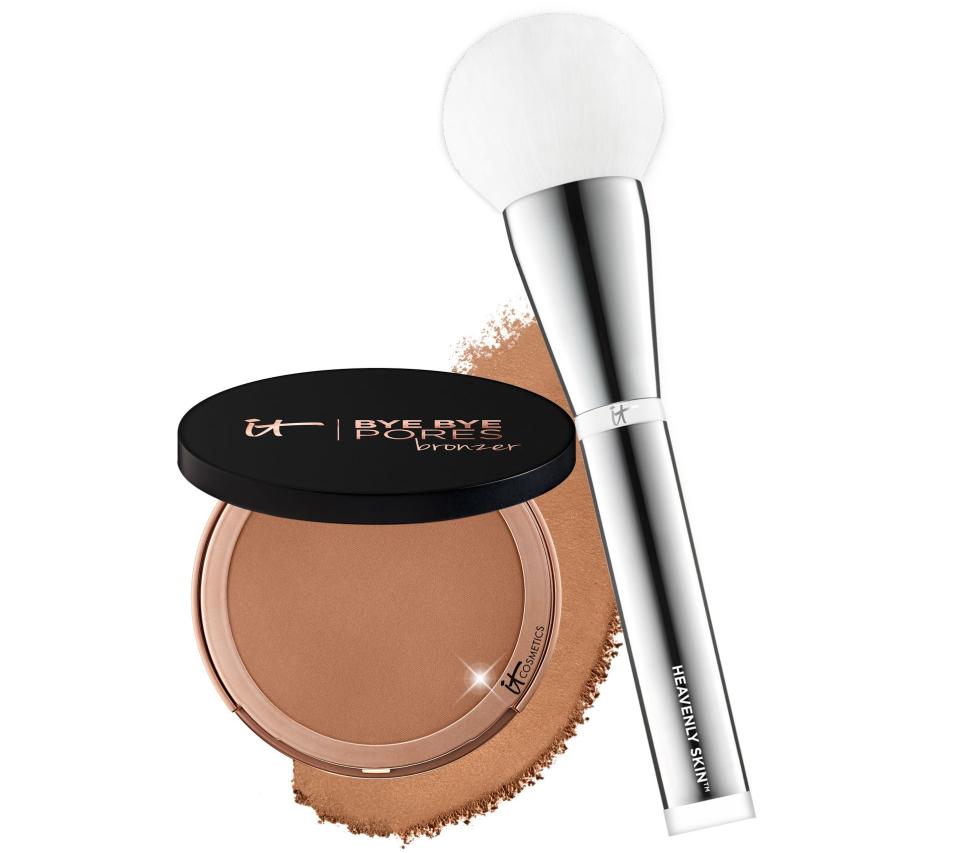 <p>$36, <a rel="nofollow noopener" href="http://www.qvc.com/IT-Cosmetics-Bye-Bye-Pores-Pressed-Bronzer-with-Brush.product.A303967.html" target="_blank" data-ylk="slk:qvc.com;elm:context_link;itc:0;sec:content-canvas" class="link ">qvc.com</a> (Photo: It Cosmetics) </p>