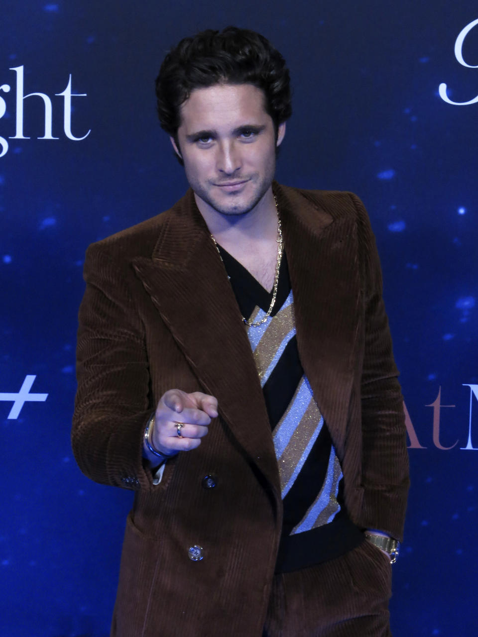 El actor mexicano Diego Boneta posa en la alfombra de la premiere de "At Midnight" en la Ciudad de México el 9 de febrero de 2023. (Foto AP/Berenice Bautista)