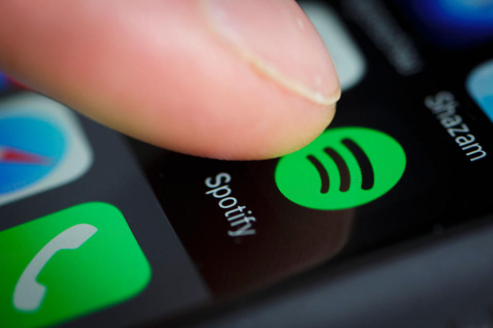 A scontrarsi sono la famosa app di musica Spotify e niente meno che la Apple. Spotify, infatti, ha denunciato la Apple all’antitrust dell’Unione Europea. (Credits – Getty Images)