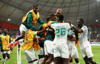 Foto del martes del futbolista de Senegal Ismaila Sarr celebrando con sus compañeros tras marcar ante Ecuador