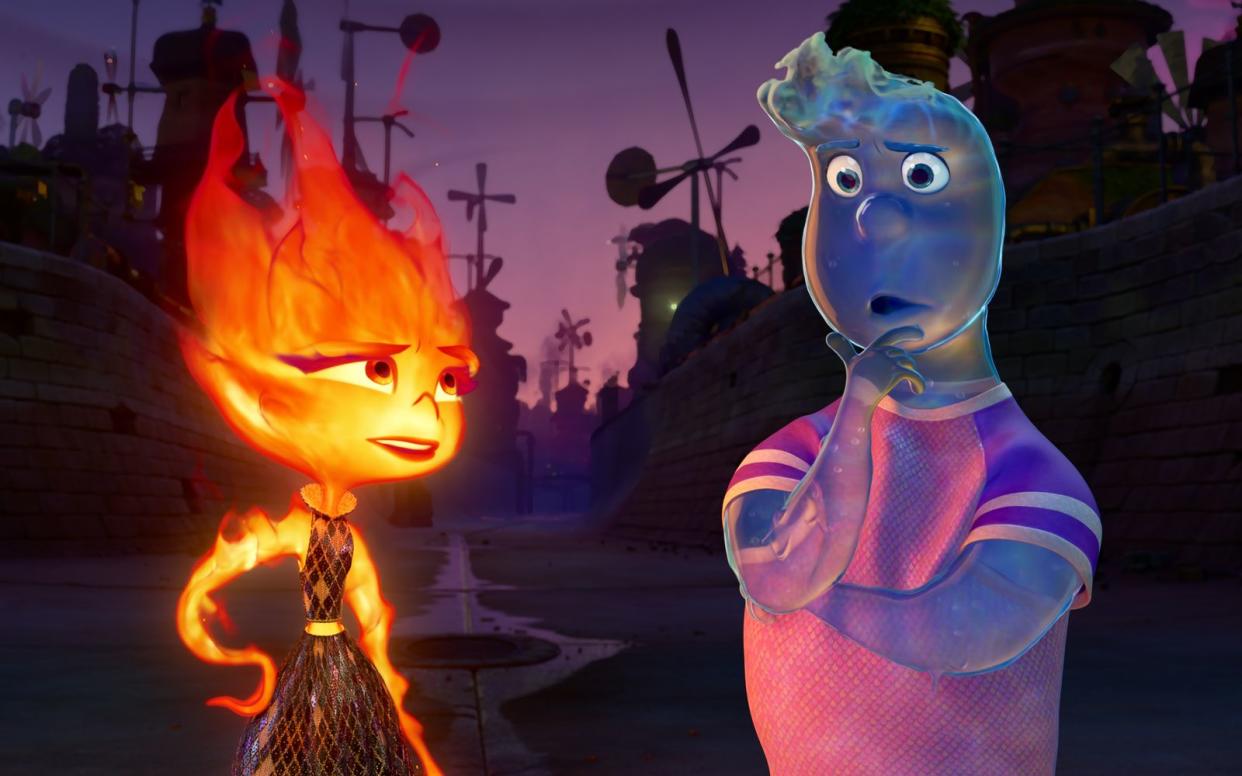 "Elemental" erzählt von einer Liebesgeschichte, die nicht sein darf und eigentlich auch nicht sein kann: Ember besteht aus Feuer, Wade aus Wasser. (Bild: 2023 Disney/Pixar)