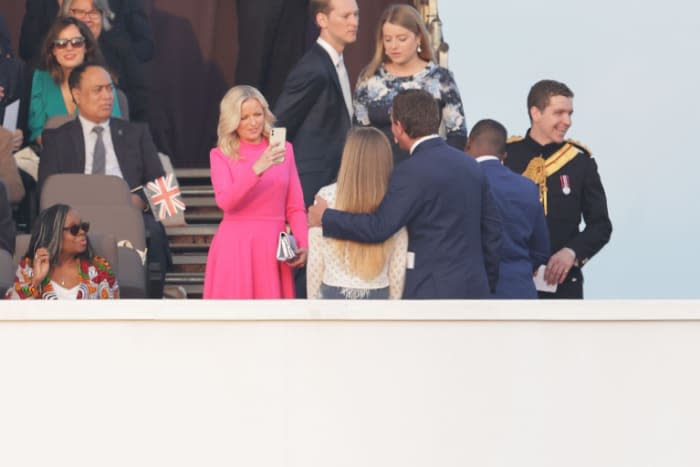 Peter Phillips y Lindsay Wallace en el concierto de la coronación