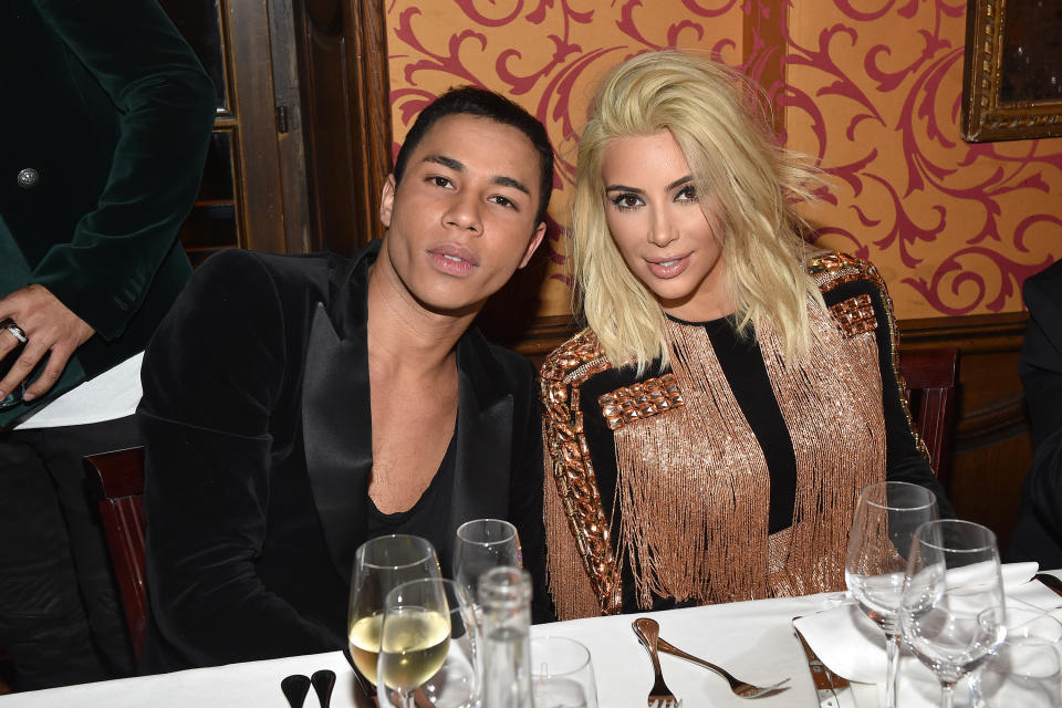 <p>Vom Reality-Star zum Fashion-Vorbild – Kim Kardashian tat einiges dafür, um auch in der Modewelt Anerkennung zu bekommen. Für Balmain-Designer Olivier Rousteing ist die Ehefrau von Kanye West jedenfalls eine große Inspiration. Er liebe es, sie einzukleiden, da sie einen anderen Körpertyp als normale Laufstegmodels hat. Außerdem erzählte er „CNN Style“: „Ich finde sie sehr stark. Sie repräsentiert die neue Welt.“ (Bild: Getty Images) </p>