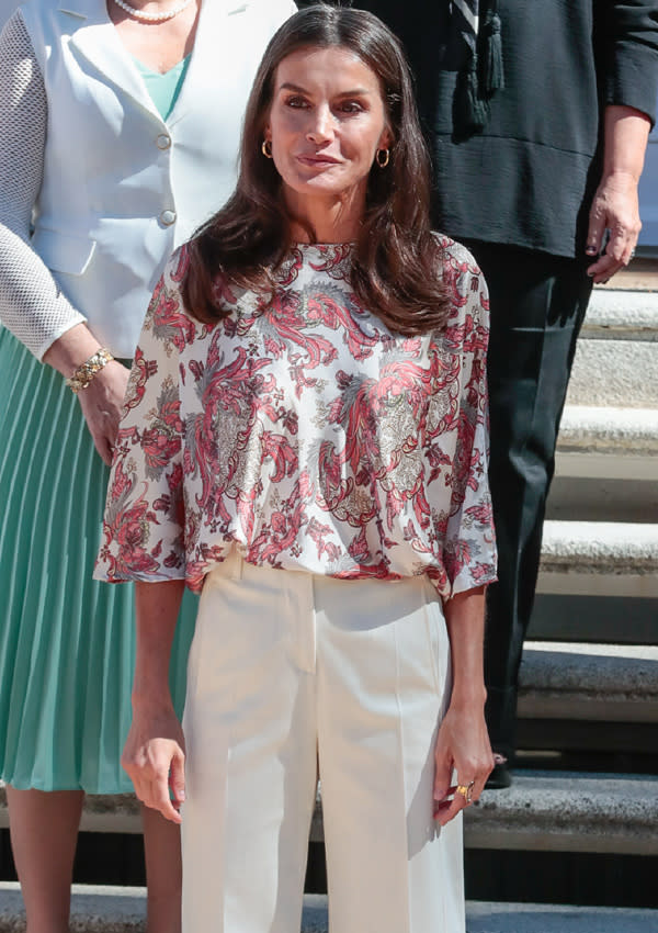 Reina Letizia con blusa estampada