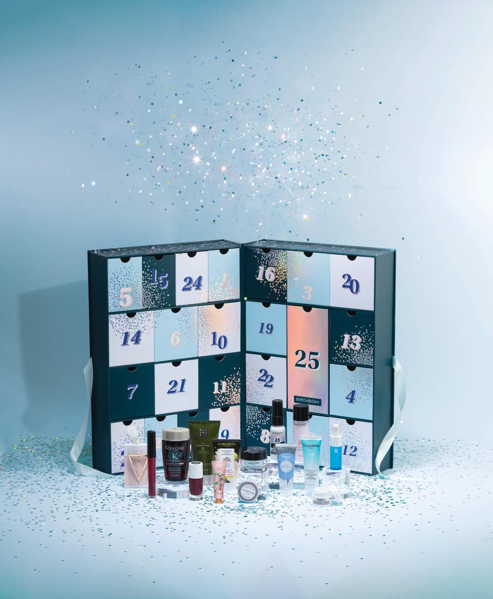 La fin d’année brille de mille feux chez Birchbox. Derrière ses 25 tiroirs étincelants, se cachent 25 (et non pas 24) produits de soins visage, corps et cheveux mais aussi du maquillage et des accessoires. Caudalie, Kérastase, La Roche-Posay, Polaar… A-t-on besoin d’en dire plus pour vous convaincre ? <strong>Le petit plus :</strong> la valeur réelle du coffret, qui est de 172 € tout de même. <strong>Le spoiler : </strong>des produits green bons pour vous et pour la planète. Disponible sur birchbox.fr, 59 € et 49 € pour les abonnées.