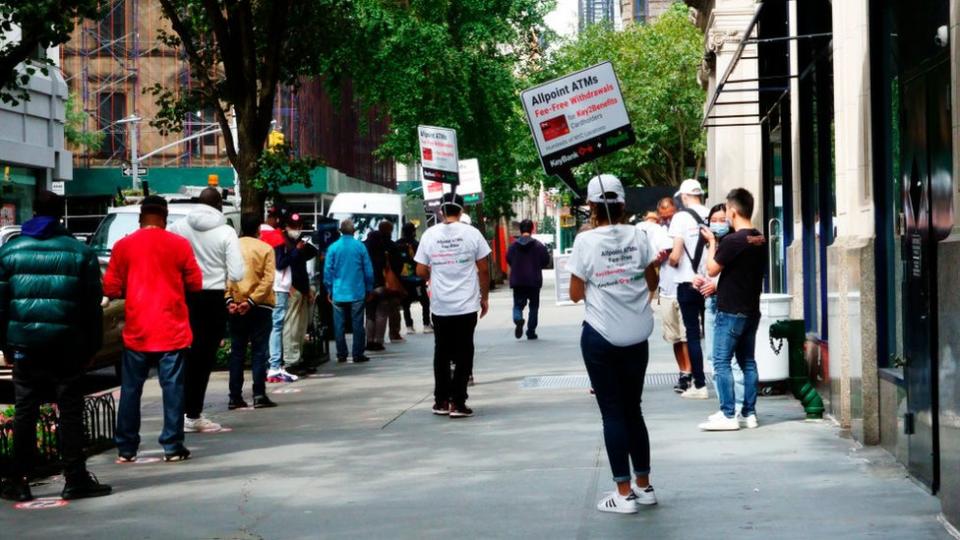 Fila para cobrar el desempleo en Manhattan.