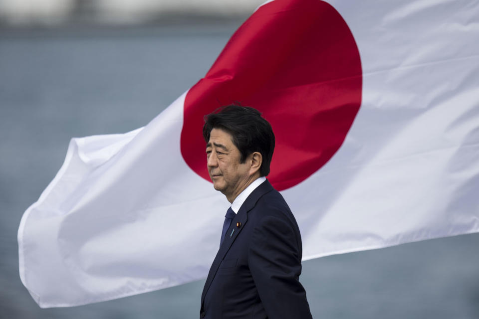 Japan’s Prime Minister Abe visits Pearl Harbor memorial on Hawaii trip