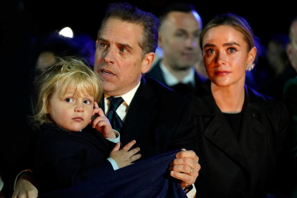 Hunter Biden con su hijo Beau en brazos, y la nieta del presidente Joe Biden, Naomi Biden, asisten al encendido del Árbol Nacional de Navidad en la Elipse de la Casa Blanca en Washington, el miércoles 30 de noviembre de 2022.