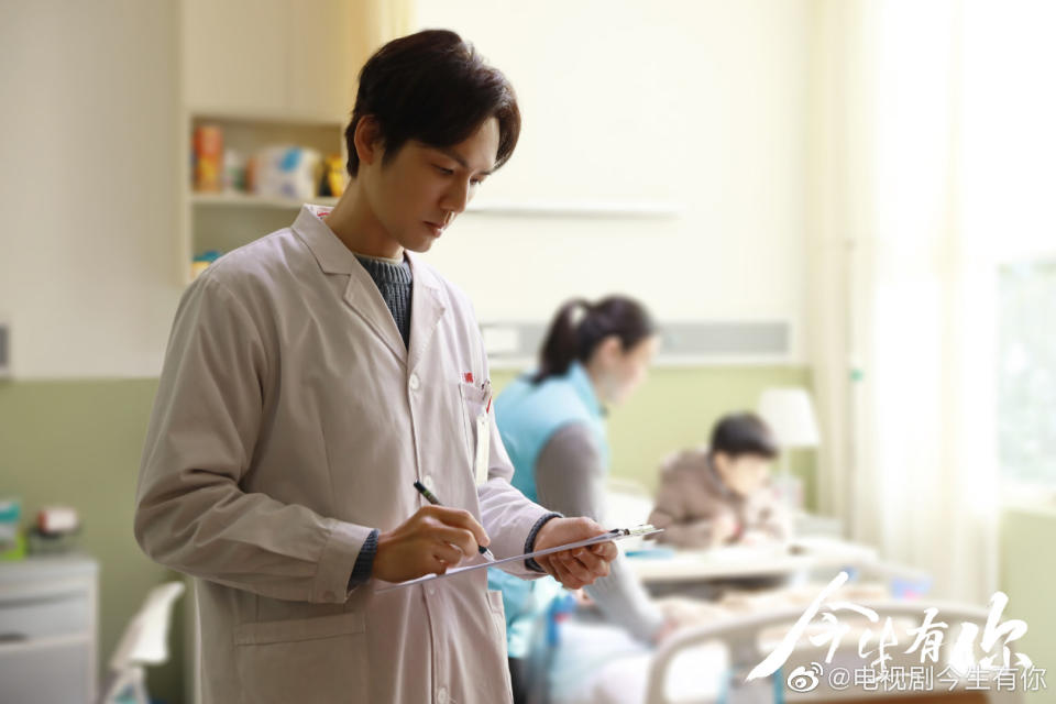 鍾漢良飾演一位心臟外科醫生。（圖／翻攝自今生有你微博）