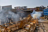 La policía dispara gas lacrimógeno contra un grupo de manifestantes en Singhu. (Foto: Danish Siddiqui / Reuters).