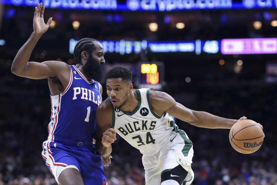 NBA費城76人球星James Harden貼身防守密爾瓦基公鹿Giannis Antetokounmpo。(Photo by Tim Nwachukwu/Getty Images)