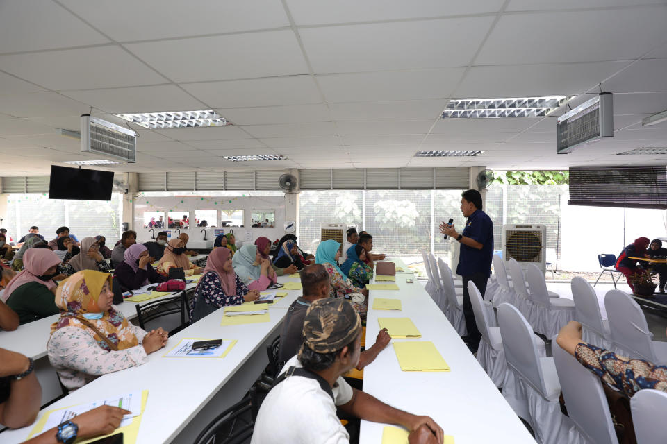 Mr Izmir Mohammad, Assistant Vice  President of Amanah Saham Nasional  Berhad shared a session on financial  management for a better future as well as  tips on scam prevention.