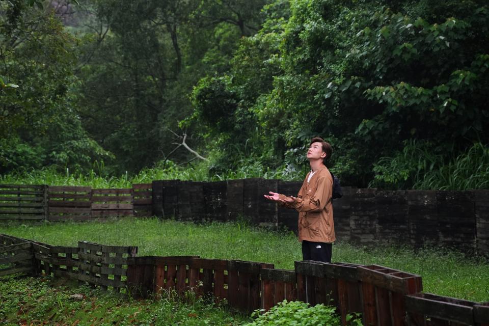 拍新歌《致陪伴我的》MV遇狂風暴雨  梁釗峰心痛同事奮力保護自己：心存感恩，感激陪伴