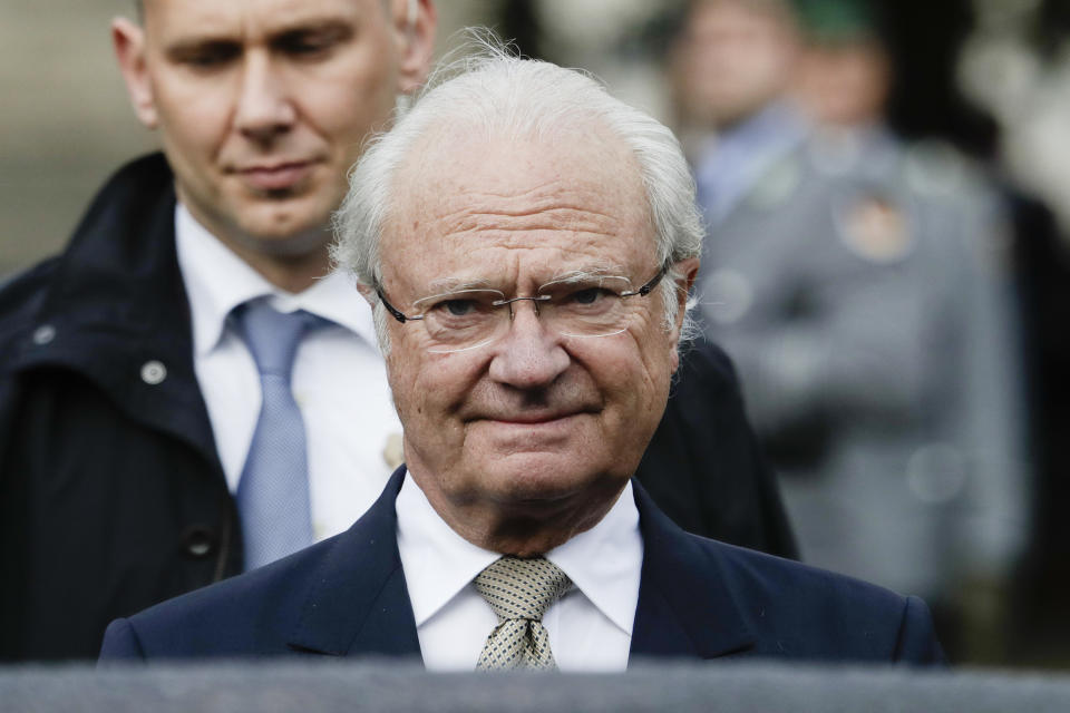 <p>Auf dem offiziellen Instagram-Account des schwedischen Königshauses richtet König Carl XVI. Gustaf, der sich derzeit noch auf offizieller Reise in Brasilien befindet, Worte an sein Volk: „Mit großer Bestürzung nehmen die königliche Familie und ich die Informationen zur Kenntnis… Wir verfolgen die Entwicklungen ganz genau und unsere Gedanken sind bei den Opfern und ihren Familien.“ (Bild: AP Images)</p>