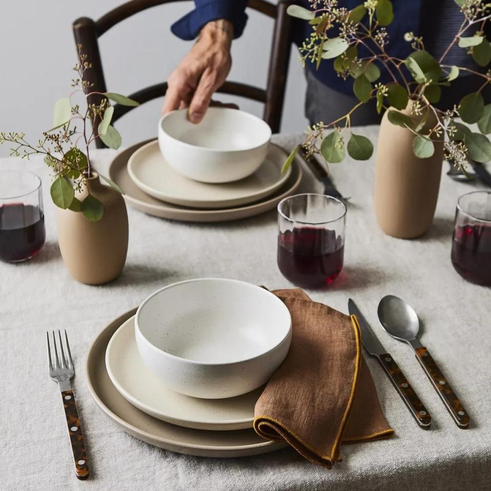 Modern Classic Ceramic 12-Piece Dinnerware Set