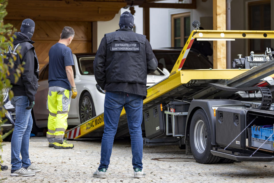 Customs officials seize assets allegedly linked to a Russian oligarch during a raid on a villa at Tegernsee, in Rottach-Egern, Bavaria, Germany, Thursday Oct. 5, 2023. A special unit of police and customs officials have raided several properties of a Russian national in the southern state of Bavaria, officials said Thursday. (Christoph Reichwein/dpa via AP)