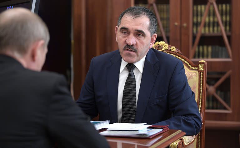 Yunus-bek Yevkurov, viceministro de Defensa ruso, durante una reunión con Putin.