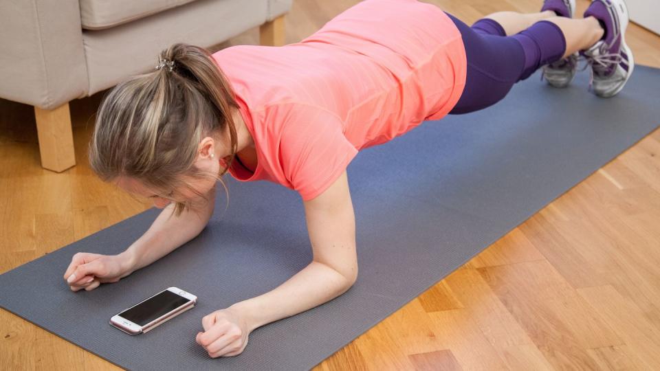 Lieber mit Gummimatte: Der heimische Trainingsbereich sollte genug Platz und einen rutschfesten Untergrund bieten.