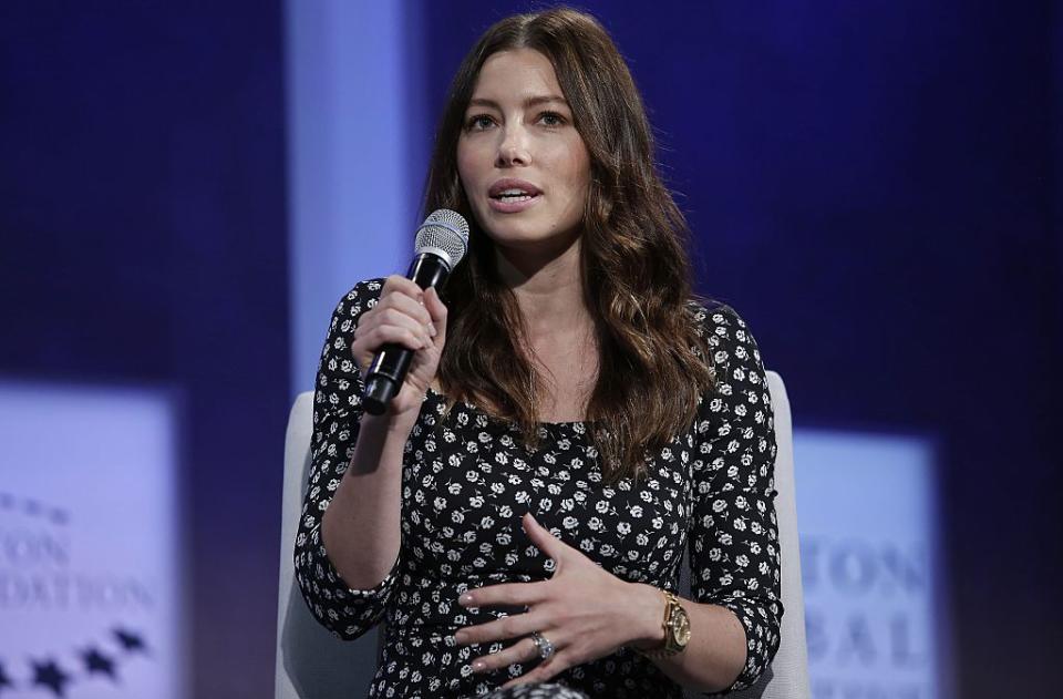 En avril 2015, Jessica Biel est devenue maman d'un petit Silas. Un accouchement pas comme les autres puisqu'elle avait décidé de donner naissance à son fils chez elle, de la manière la plus naturelle possible. Dans le livre de Connie Simpson, la nounou des stars, Jessica Biel expliquait que l'accouchement ne s'était finalement pas passé comme prévu. Des complications sont vite apparues et la jeune femme a alors dû être transférée d'urgence à l'hôpital, où elle a subi une césarienne. <em>"J’étais obsédée par tout ce qui était bio, sans toxine, naturel et homéopathique pour notre enfant, qui est finalement venu au monde dans une salle d’opération au moyen d’une large incision. J’étais devenue un dictateur, j’étais devenue folle et j’ai rendu mon mari dingue"</em>, a-t-elle déclaré dans le livre de son amie. (<em>crédit Getty</em>)