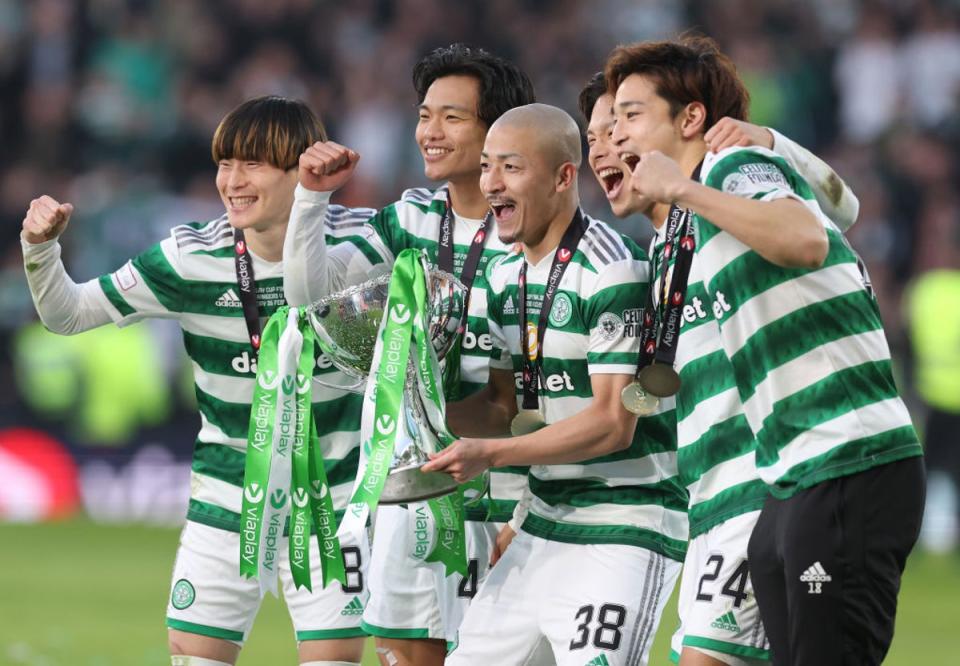 Kyogo Furuhashi, Reo Hatate, Daizen Maeda, Yuki Kobayashi and Tomoki Iwata celebrate with the League Cup (Getty Images)