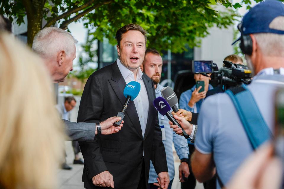 Le PDG de Tesla, Elon Musk, donne des interviews à son arrivée à la réunion Offshore Northern Seas 2022 (ONS) à Stavanger, en Norvège, le 29 août 2022. - La réunion, qui s'est tenue à Stavanger du 29 août au 1er septembre 2022, présente les derniers développements en Norvège et international lié au secteur de l'énergie, du pétrole et du gaz.  - Norvège OUT (Photo de Carina Johansen / NTB / AFP) / Norvège OUT (Photo de CARINA JOHANSEN/NTB/AFP via Getty Images)